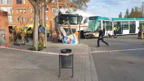 Choque entre un tranvía y un camión en Sant Adrià