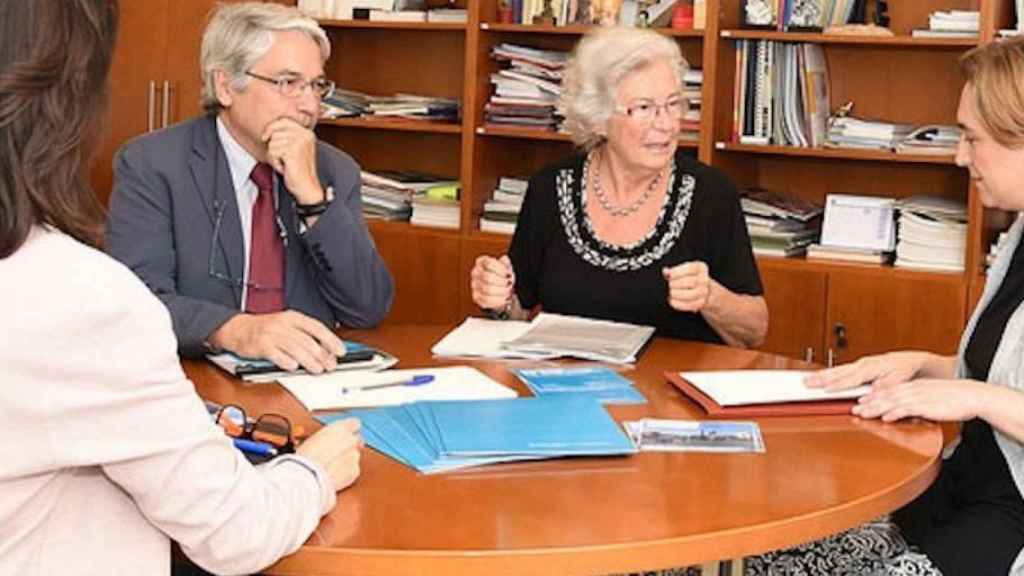 Ada Colau, tras ganar las elecciones de 2015, con la síndica de Barcelona / AYUNTAMIENTO DE BARCELONA