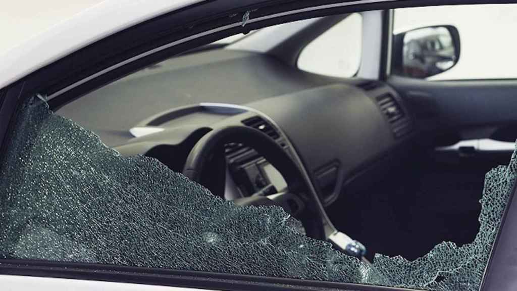 Ventana de un coche completamente rota tras un robo con fuerza como los que se producen en Badalona / CARGLASS