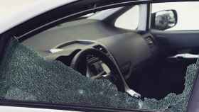 Ventana de un coche completamente rota tras un robo con fuerza como los que se producen en Badalona / CARGLASS