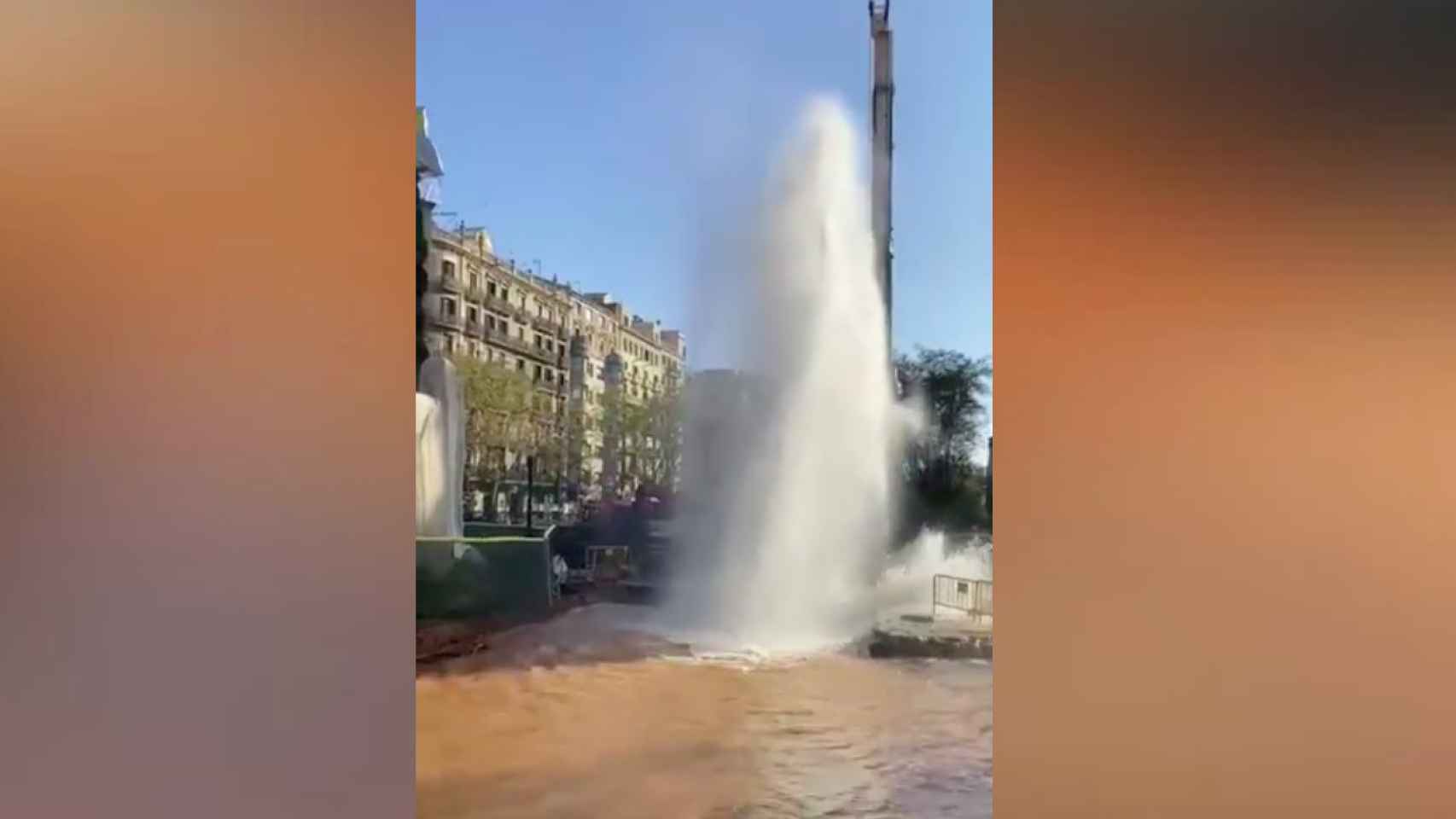 Géiser provocado por la avería en Barcelona / LENA PRIETO