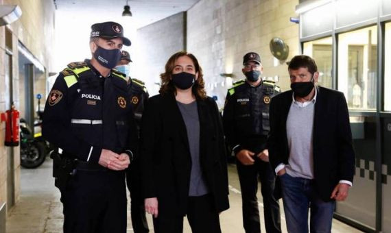 Ada Colau, entre el jefe de la Guardia Urbana Pedro Velázquez (izquierda) y el teniente de alcaldía de Seguridad Albert Batlle / EFE - QUIQUE GARCÍA