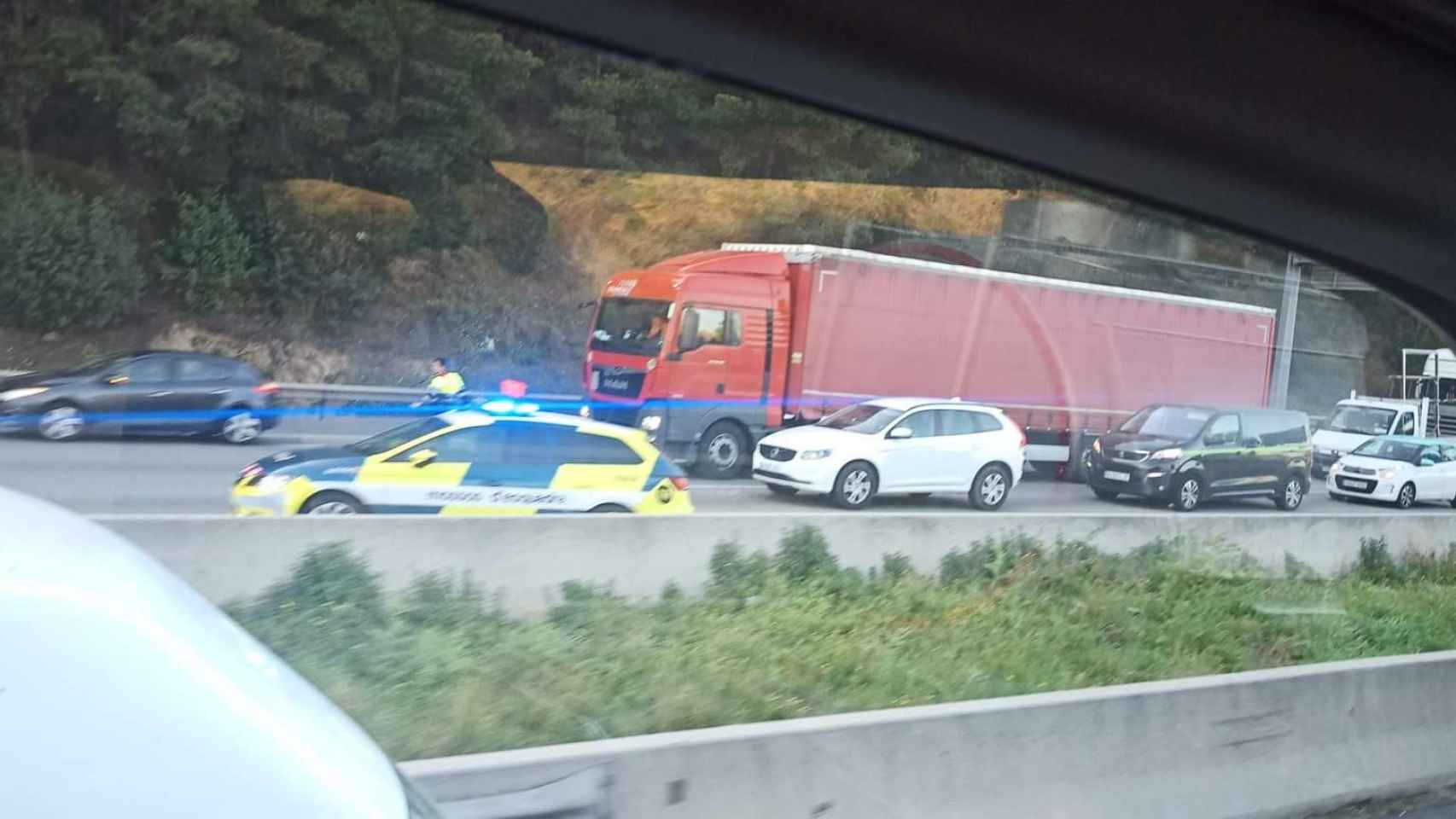 Un accidente en la AP-7 dificulta la circulación a la salida de Barcelona / REDES SOCIALES - ANTI RADAR CATALUNYA