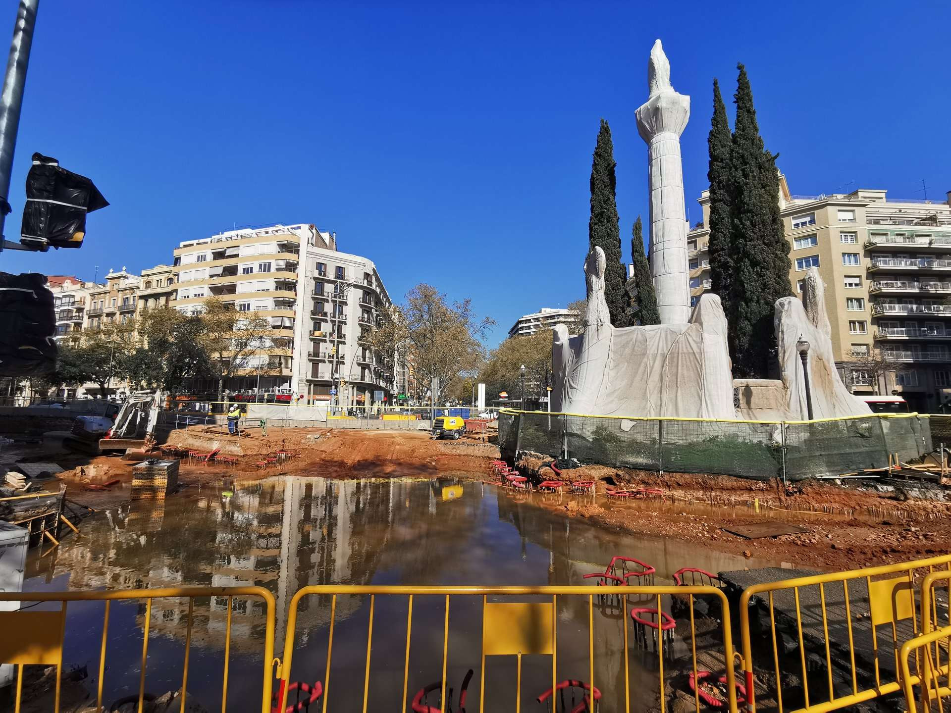 La confluencia entre Diagonal y paseo Sant Joan, inundada este martes / LENA PRIETO