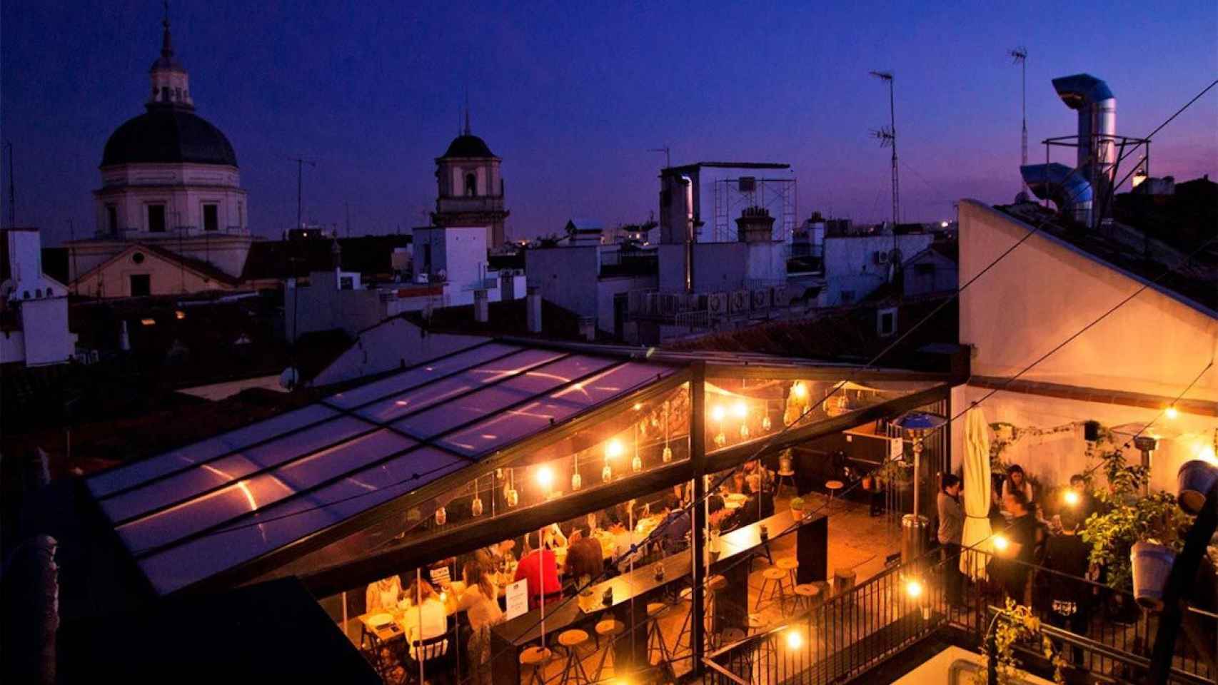 Terraza de bar de noche en una imagen de archivo