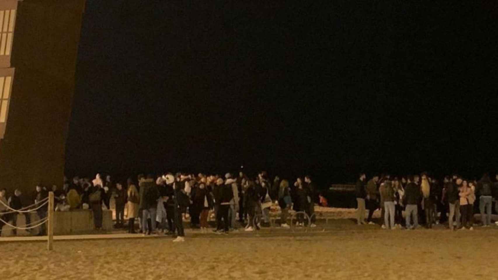 Botellón en la Barceloneta hace dos semanas / VERÓNICA MUR