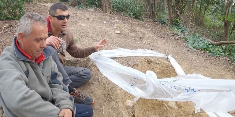 Antonio, en primer plano, y Eliseo, en el lugar donde descansaba la tumba / METRÓPOLI ABIERTA