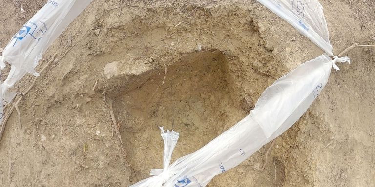 Agujero que dejó la tumba judía después de la excavación ejecutada por Patrimoni / METRÓPOLI ABIERTA