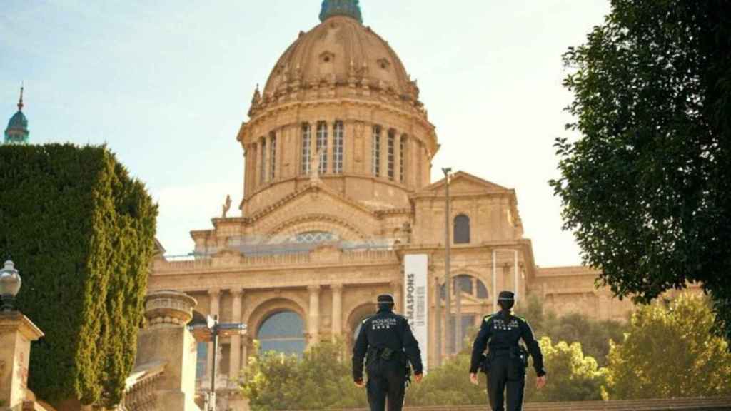 Dos agentes de la Urbana patrullan por los alrededores del MNAC / AYUNTAMIENTO