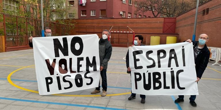 Vecinos de Porta con pancartas para la protesta de este sábado / CEDIDA