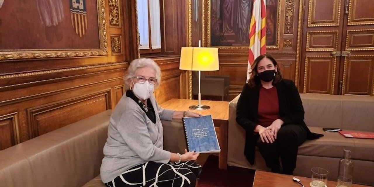 La actual síndica de Barcelona, Maria Assumpció Vilà, entrega el informe anual a Ada Colau / AYUNTAMIENTO DE BARCELONA