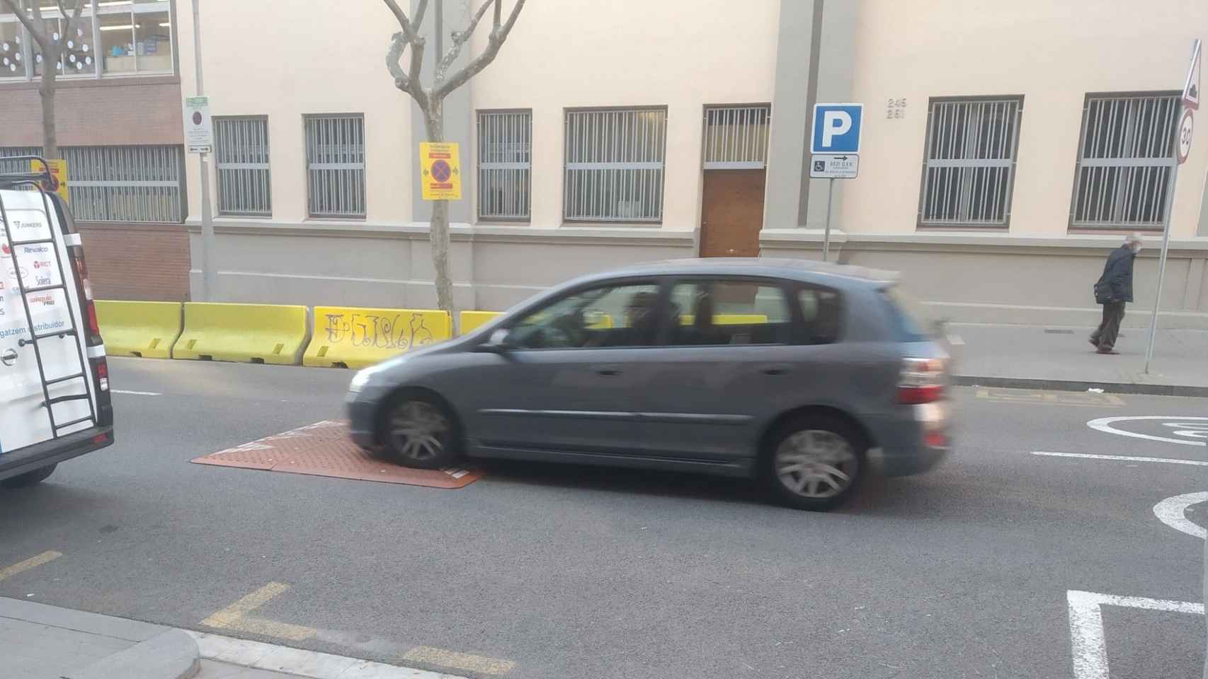 Un coche pasa por encima de un cojín berlinés en la calle de Dos de Maig; Ciutadans pide su retirada / METRÓPOLI ABIERTA - JORDI SUBIRANA