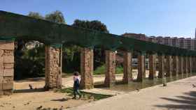 Uno de los accesos al Parque del Clot, con una lona que cubre el elemento patrimonial / RP