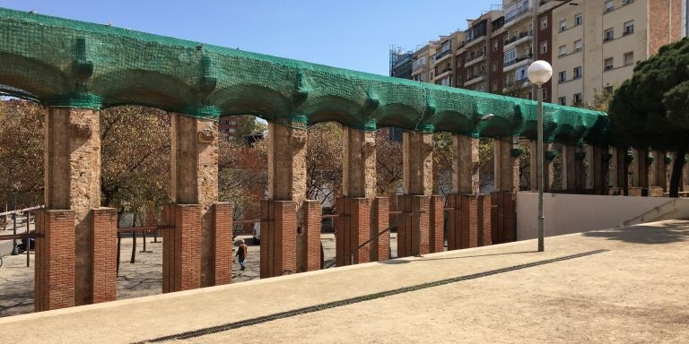 Lonas protegen las antiguas arcadas de la estación de Renfe / RP