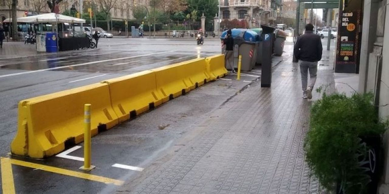 Los bloques de hormigón, tipo New Jersey, junto a los que murió el motorista Martí Estela / METRÓPOLI ABIERTA 