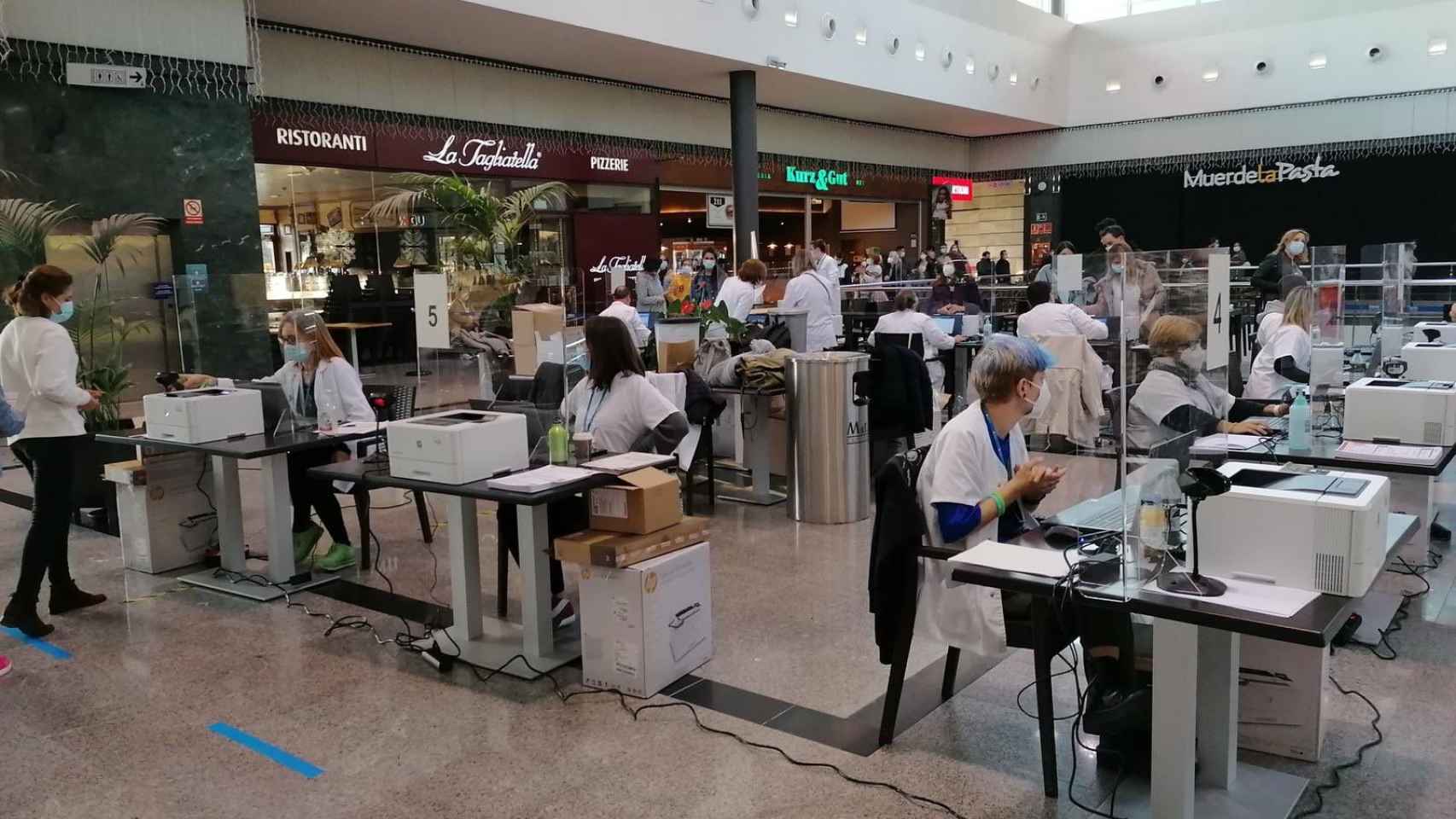 Vacunación masiva en un centro comercial en una imagen de archivo