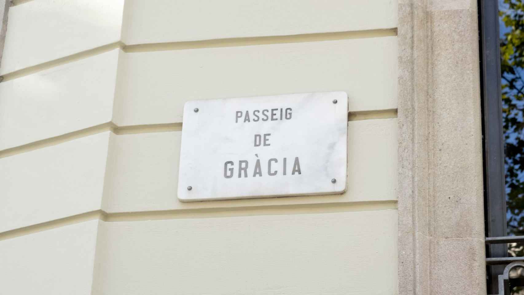 Placa con el nombre de la calle de paseo de Gràcia / MA