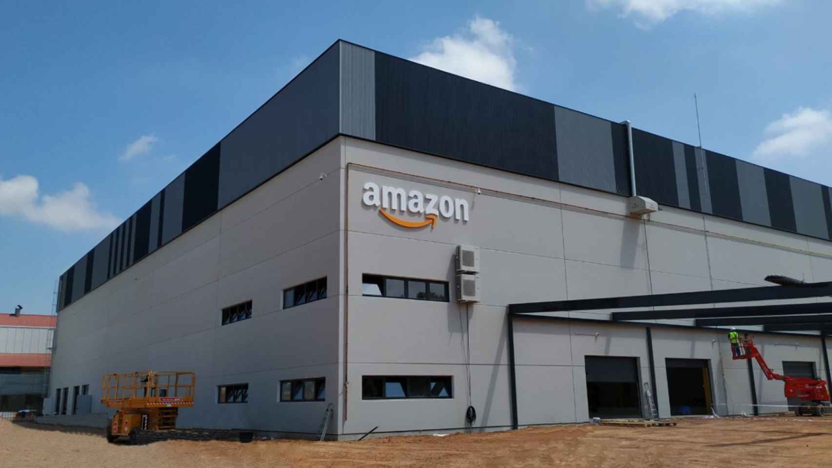 Exterior de una nave de Amazon en España / AMAZON