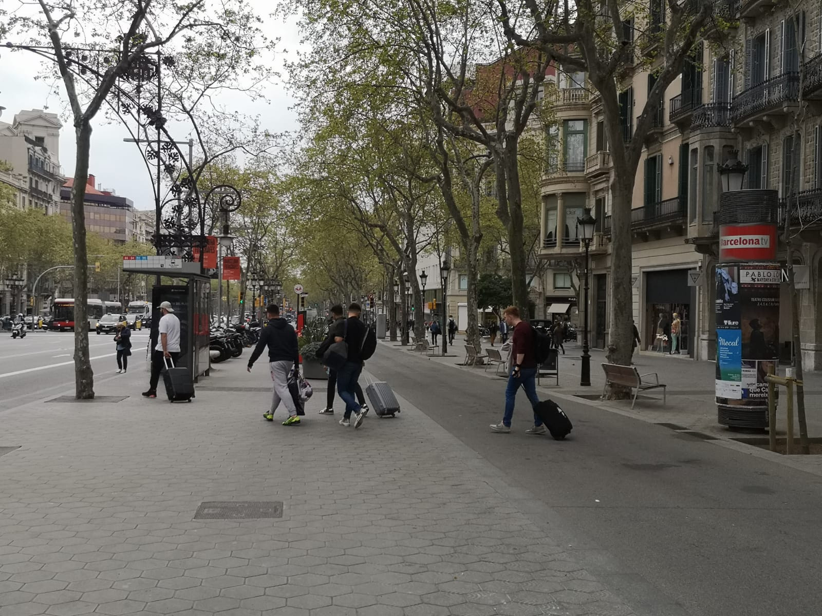 Turistas en el paseo de Gràcia / ARCHIVO