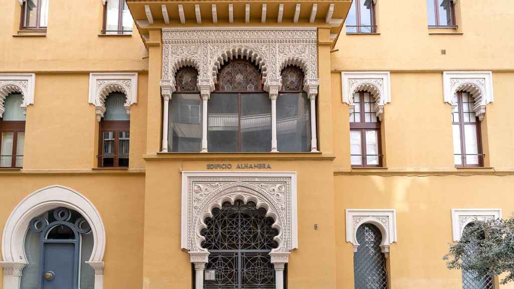 Edificio que replica la Alhambra de Granada en Barcelona