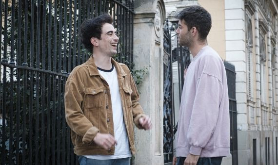 Hugo Mellado y Guillermo Botí, integrantes de Leon Coeur, charlando animadamente en Barcelona / PABLO MIRANZO