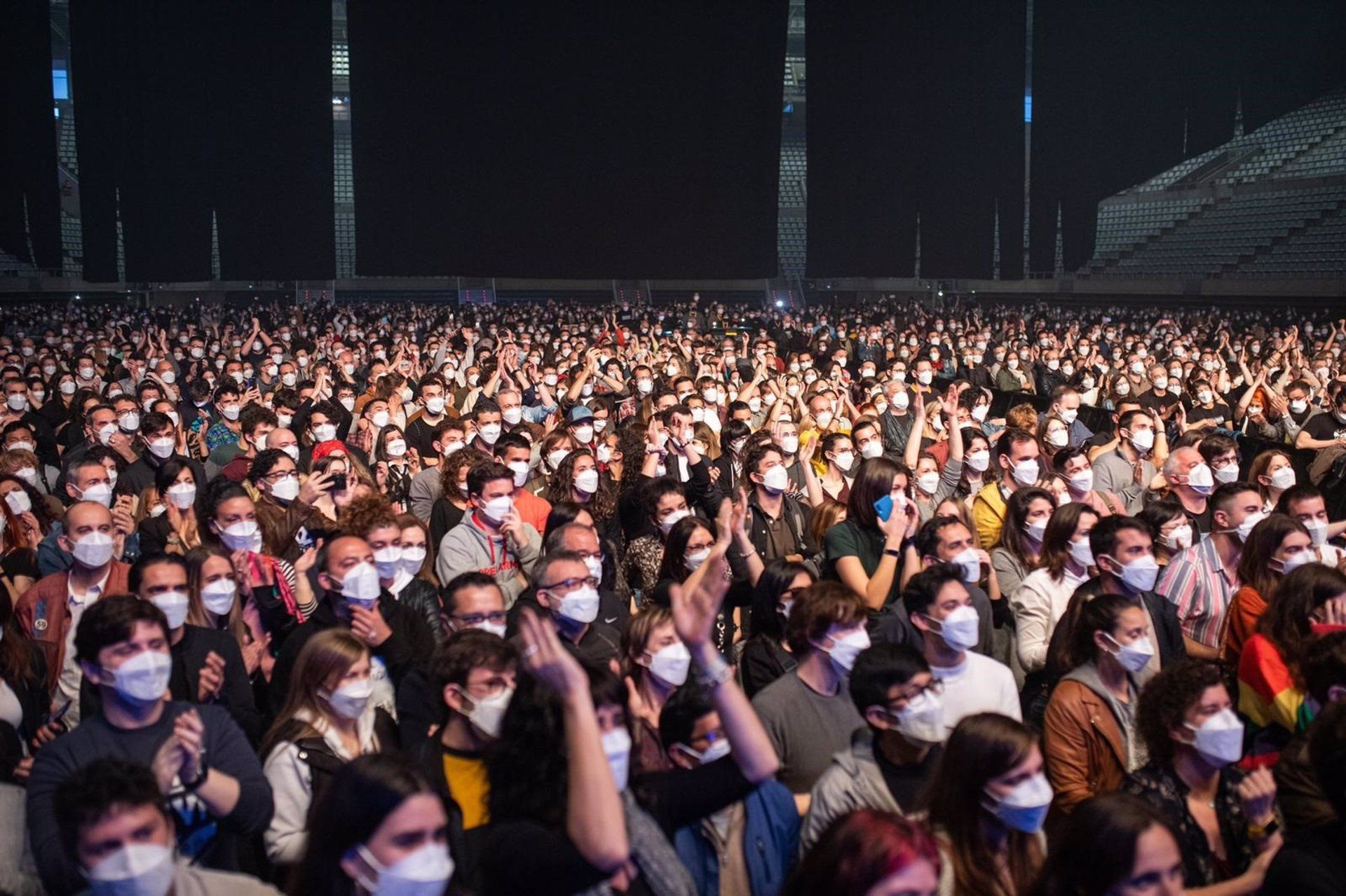 Asistentes al concierto de Love of Lesbian en el Palau Sant Jordi / EUROPA PRESS