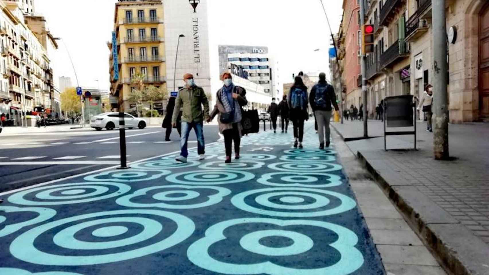 Ciudadanos usan el nuevo carril peatonal de Pelai / TWITTER STOP COLAU