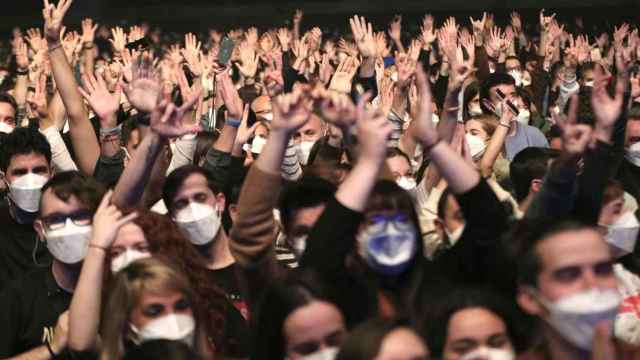 Hasta 5.000 personas llenaron el Palau Sant Jordi para ver el concierto de Love of Lesbian / EFE