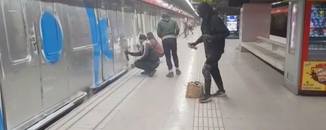 Grafiteros en el metro de Barcelona / MA