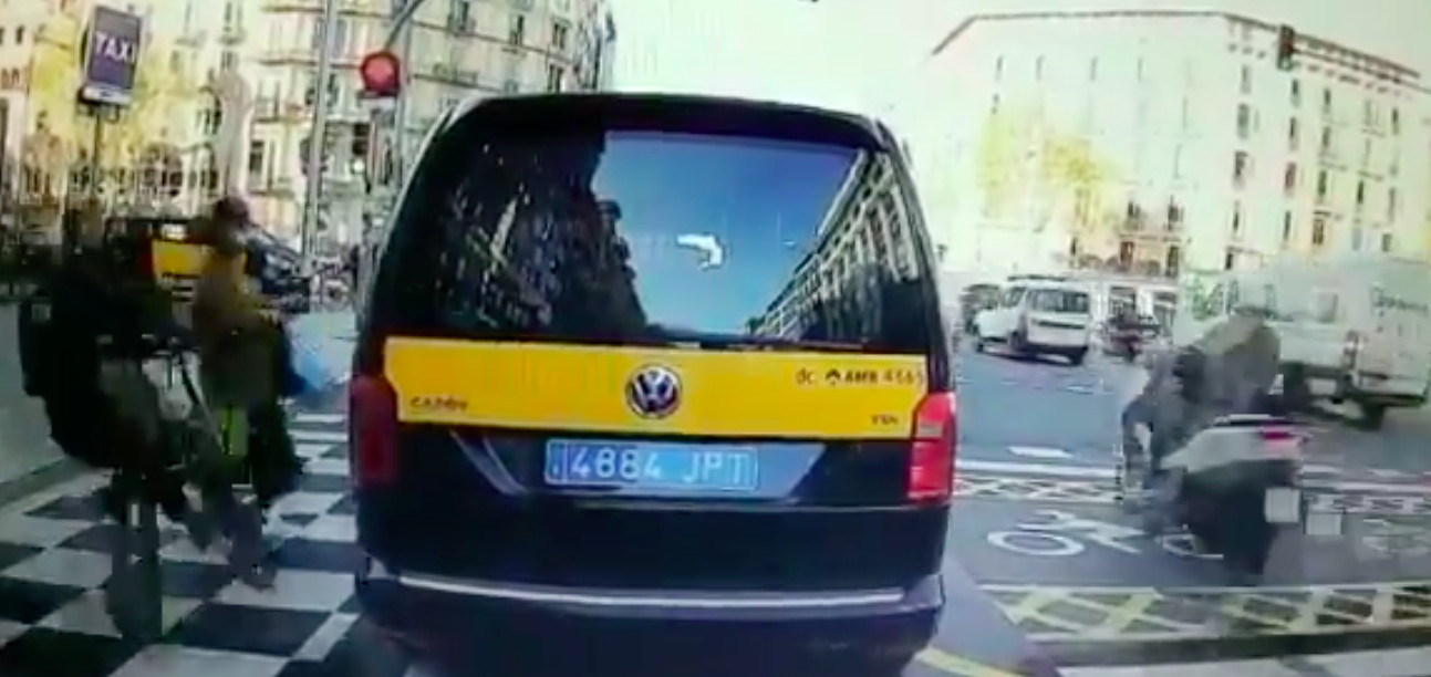 Momento en el que un patinete eléctrico atropella a una mujer en la calle de Aragó / METRÓPOLI