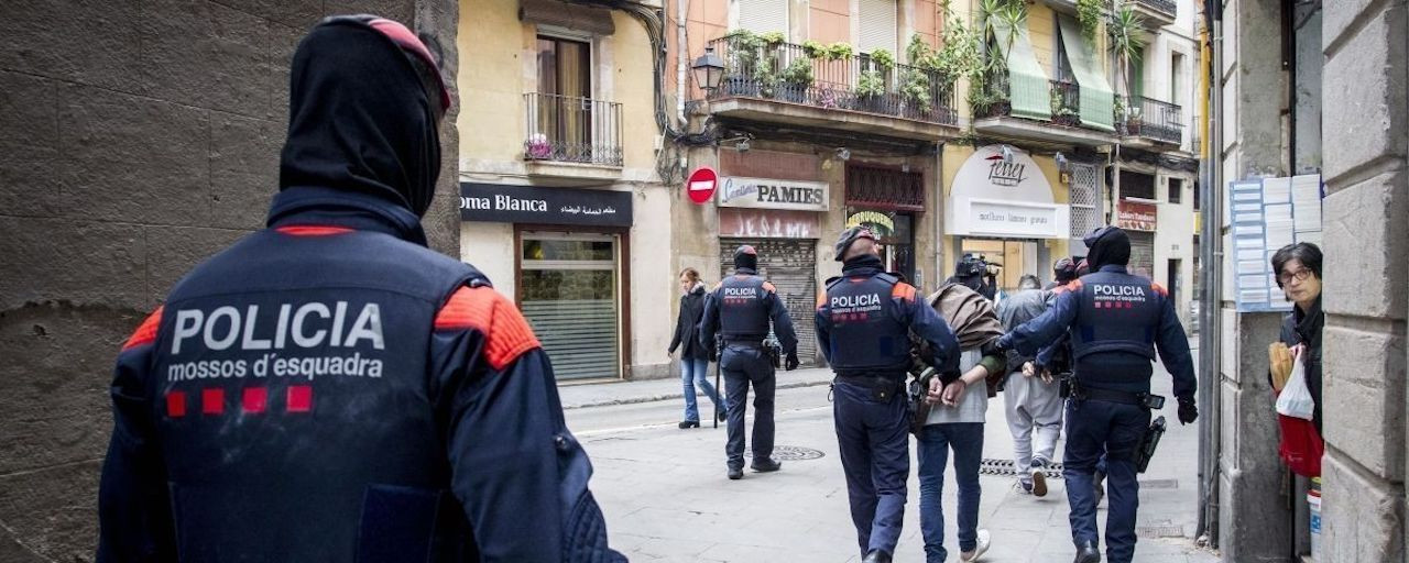 Un detenido en Barcelona; la inseguridad sigue siendo el principal problema para los barceloneses / ARCHIVO - HUGO FERNÁNDEZ