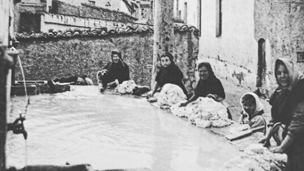 Lavanderas de Horta lavando la ropa en una imagen de archivo / SALVEM L'ILLA DE LES BUGADERES D'HORTA