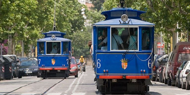 Dos trenes del Tramvia Blau en la avenida del Tibidabo / ARCHIVO - TMB