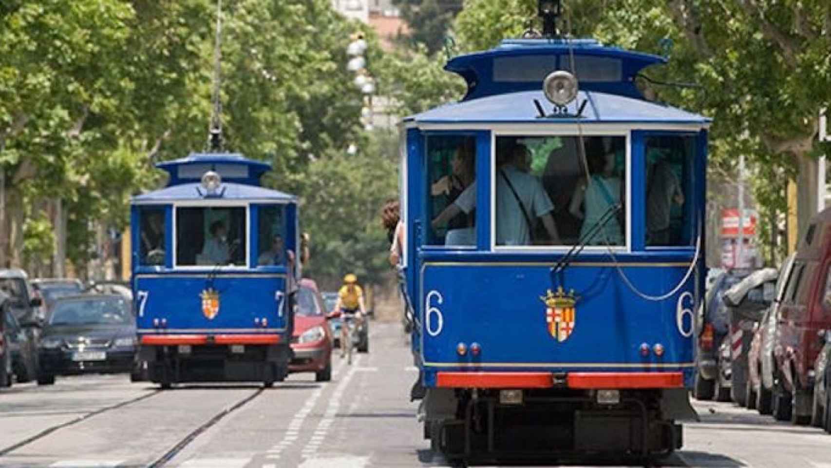 Dos trenes del Tramvia Blau en la avenida del Tibidabo