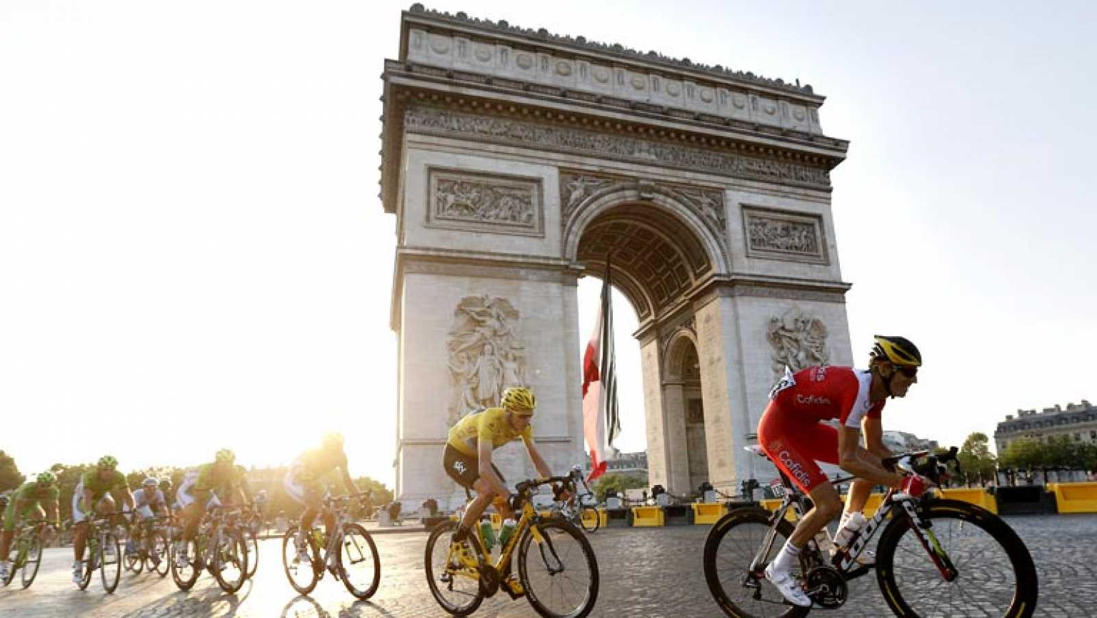 Varios ciclistas cruzan el Arco del Triunfo en la avenida de los Campos Elíseos en París, Francia, durante una etapa del Tour de Francia / TDP