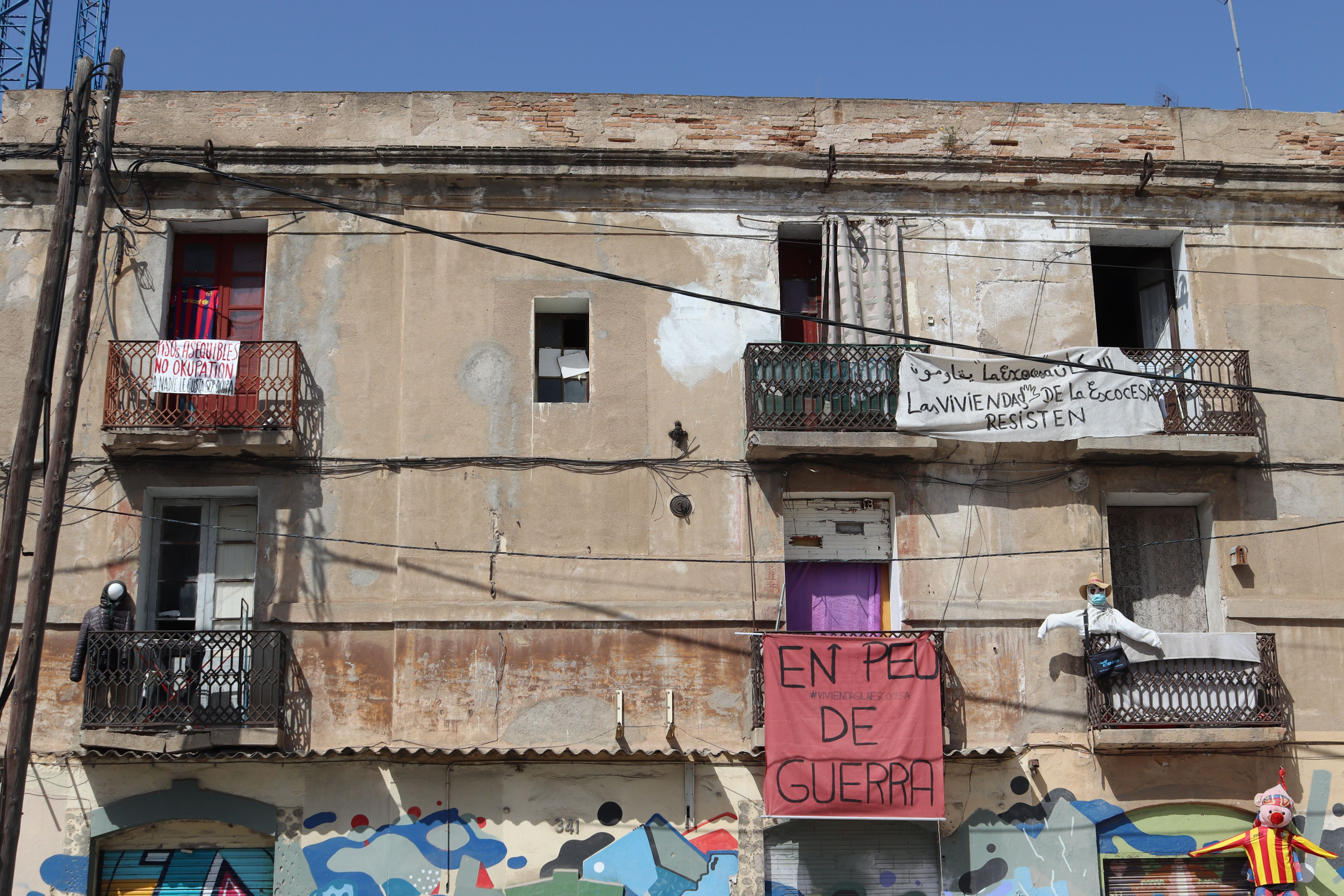 Parte de la fachada de la Escocesa, donde cuelgan pancartas contra su desalojo / ARCHIVO METRÓPOLI - EG