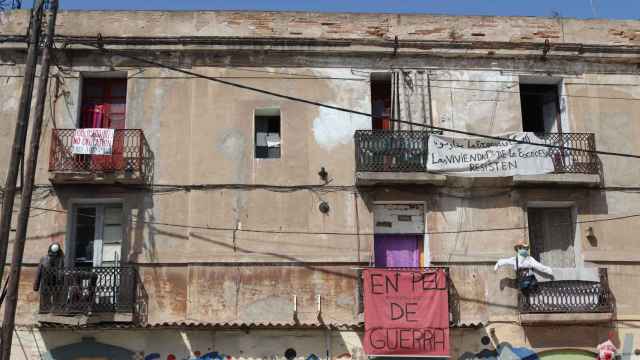 Parte de la fachada de la antigua fábrica la Escocesa, de donde cuelgan pancartas contra su desalojo / ELISABET GONZALEZ