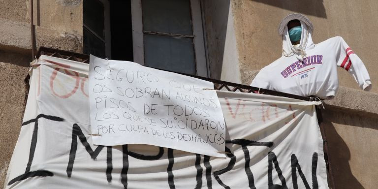 Los balcones de la Escocesa están llenos de muñecos y pancartas / ELISABET GONZALEZ