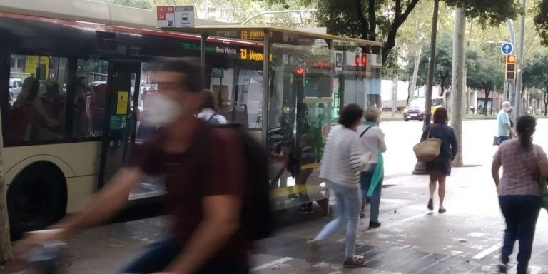 La parada de bus junto a la que ocurrió el accidente del Bicing / MA - JORDI SUBIRANA