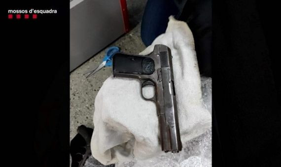 Imágenes de las armas intervenidas durante los registros / MOSSOS D'ESQUADRA