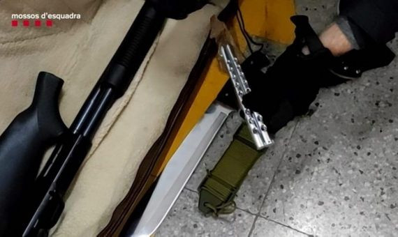 Imágenes de las armas intervenidas durante los registros / MOSSOS D'ESQUADRA