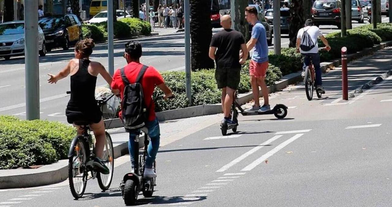 Patinetes y bicicletas en el carril bici de la Diagonal / ARCHIVO