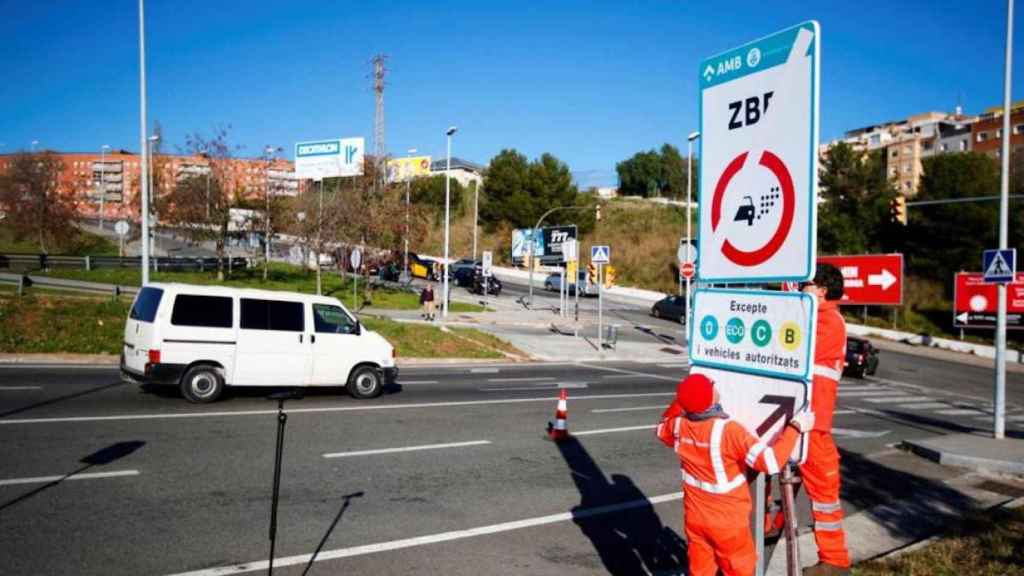 Técnicos del Área Metropolitana de Barcelona han instalado la nueva señalización viaria de la Zona de Bajas Emisiones en las rondas de Barcelona / EFE - Alejandro Garcia