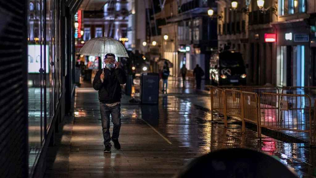 Una persona camina por Madrid en la primera jornada de toque de queda en la capital / EFE - Rodrigo Jiménez