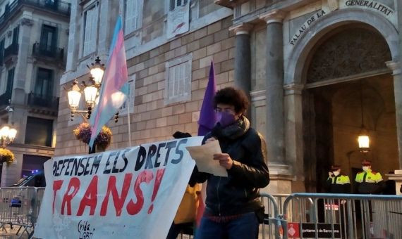 Lectura del manifiesto en la plaza de Sant Jaume / TWITTER- CRIDA LGTBI