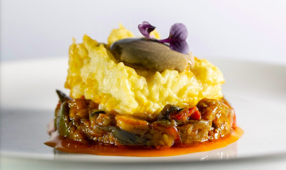 Crujiente de bacalao con 'sanfaina' y muselina de ajo negro / PERFECTO