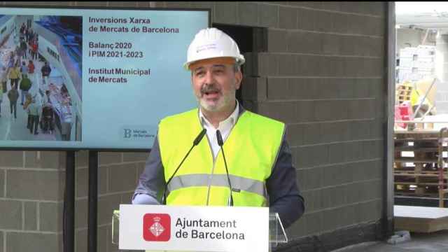 Jaume Collboni, este miércoles junto al mercado de Sant Andreu / AYUNTAMIENTO DE BARCELONA