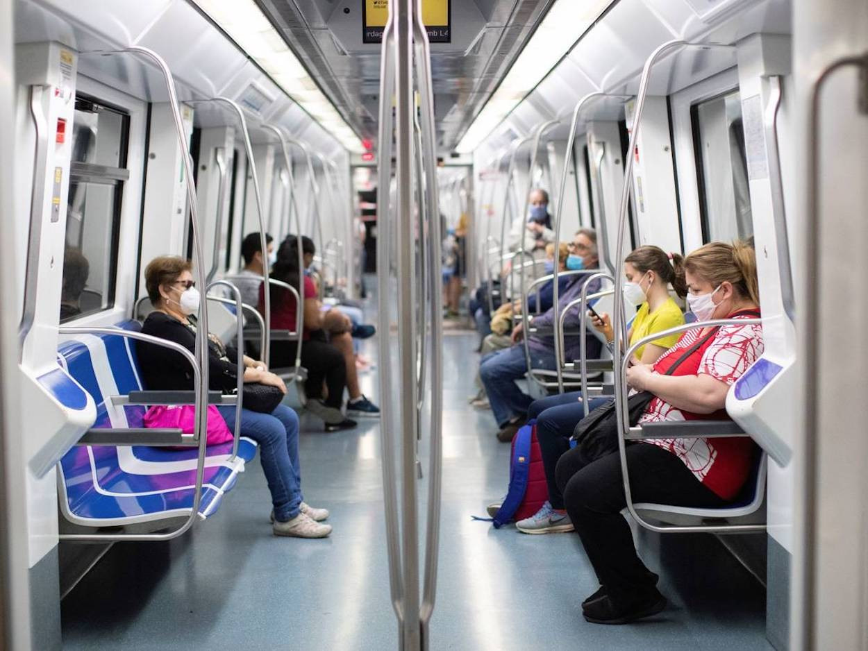 Pasajeros con mascarilla en el Metro de Barcelona / EFE