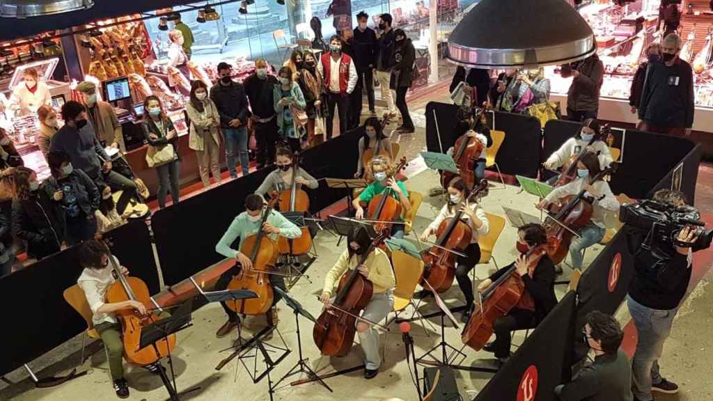 Actuación en el mercado de la Boqueria, en Barcelona, por la iniciativa 'Bach in the subways'