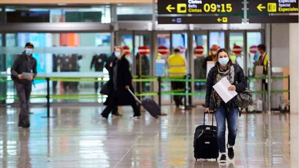 Pasajeros en el Aeropuerto de Barcelona con una PCR negativa / EFE